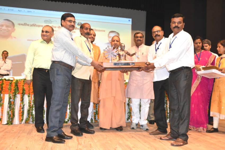 UPCM स्वच्छ भारत मिशन (शहरी) में राष्ट्रीय एवं राज्य स्तर पर उत्कृष्ट प्रदर्शन करने वाले प्रदेश के नगरीय निकायों को पुरस्कृत करते हुए