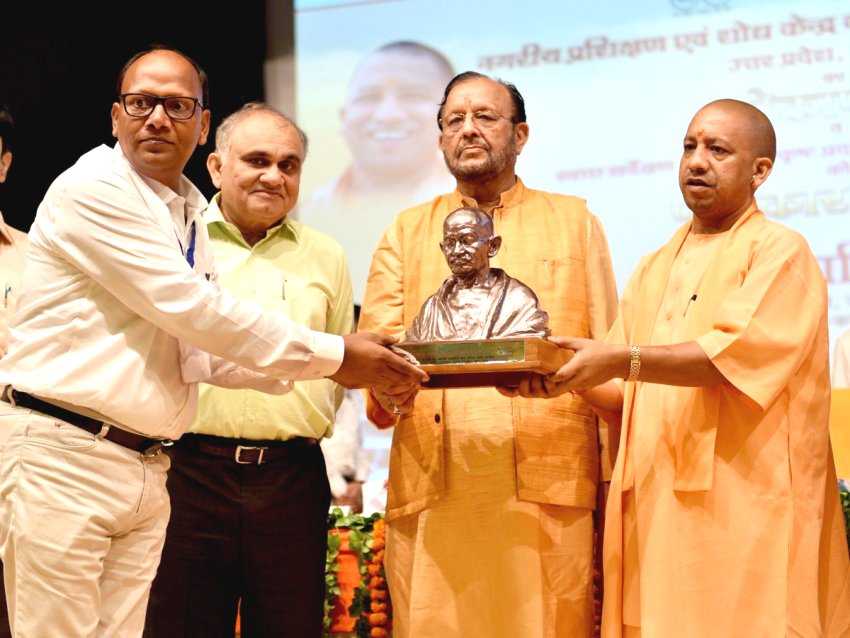 UPCM स्वच्छ भारत मिशन (शहरी) में राष्ट्रीय एवं राज्य स्तर पर उत्कृष्ट प्रदर्शन करने वाले प्रदेश के नगरीय निकायों को पुरस्कृत करते हुए