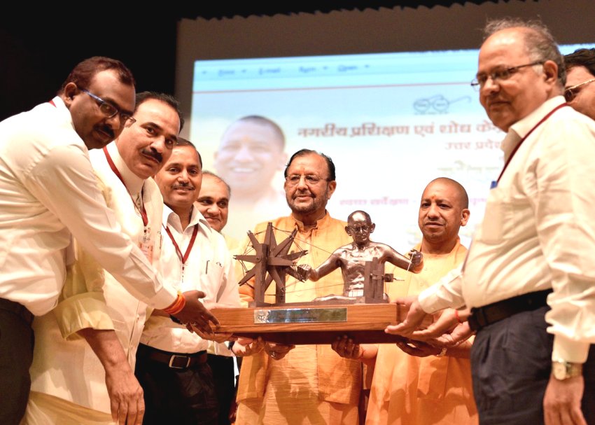 UPCM स्वच्छ सर्वेक्षण 2018 में उत्कृष्ट प्रदर्शन करने वाले नगरीय निकायों को पुरस्कृत करते हुए