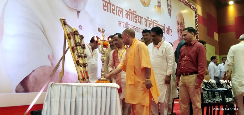 UPCM वाराणसी में राष्ट्रीय अध्यक्ष अमित शाह के साथ सोशल मीडिया वॉलंटियर्स मीट कार्यक्रम में