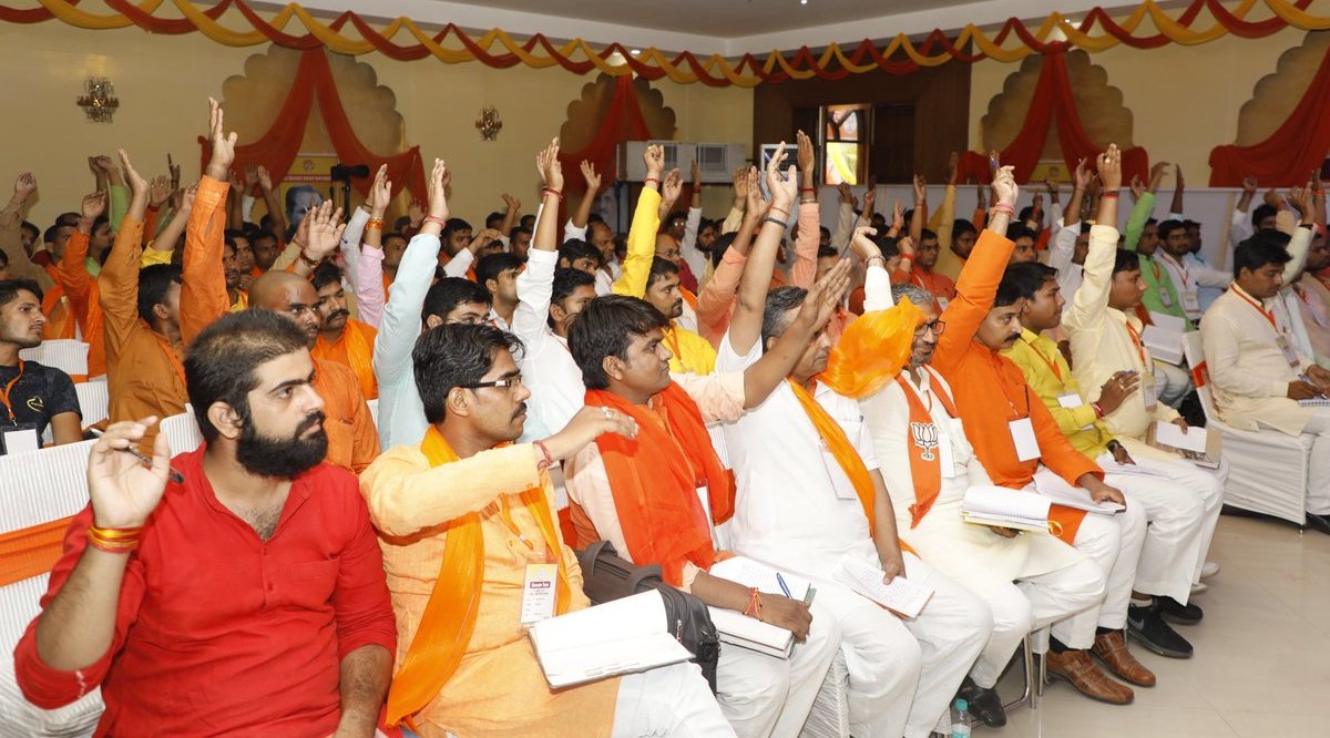 UPCM और अमित शाह आगरा में पश्चिम उत्तर प्रदेश, ब्रज और कानपुर क्षेत्र के विस्तारकों के साथ संयुक्त बैठक कर संगठन विस्तार के कार्यों की समीक्षा बैठक करते हुए