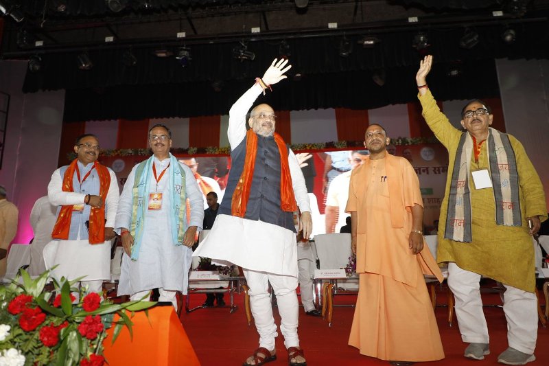 UPCM अमित शाह के साथ आगरा के सूरसदन प्रेक्षागृह में आयोजित प्रबुद्धजन सम्मेलन में