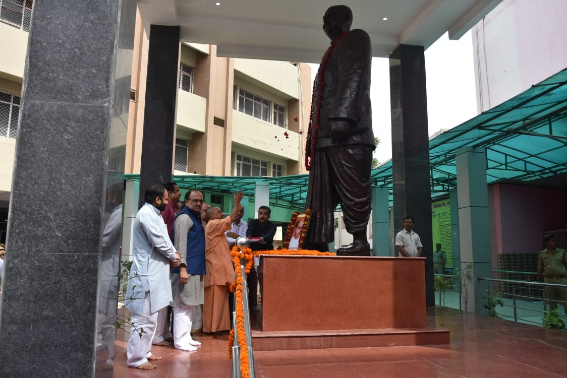 UPCM लखनऊ के सिविल अस्पताल में श्यामा प्रसाद मुखर्जी की जयंती के अवसर पर उनकी प्रतिमा पर माल्यार्पण करते हुए और साथ में अन्य मंत्रिगण भी मौजूद