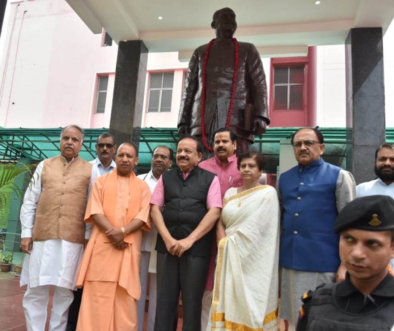 UPCM लखनऊ के सिविल अस्पताल में श्यामा प्रसाद मुखर्जी की जयंती के अवसर पर उनकी प्रतिमा पर माल्यार्पण करते हुए और साथ में अन्य मंत्रिगण भी मौजूद