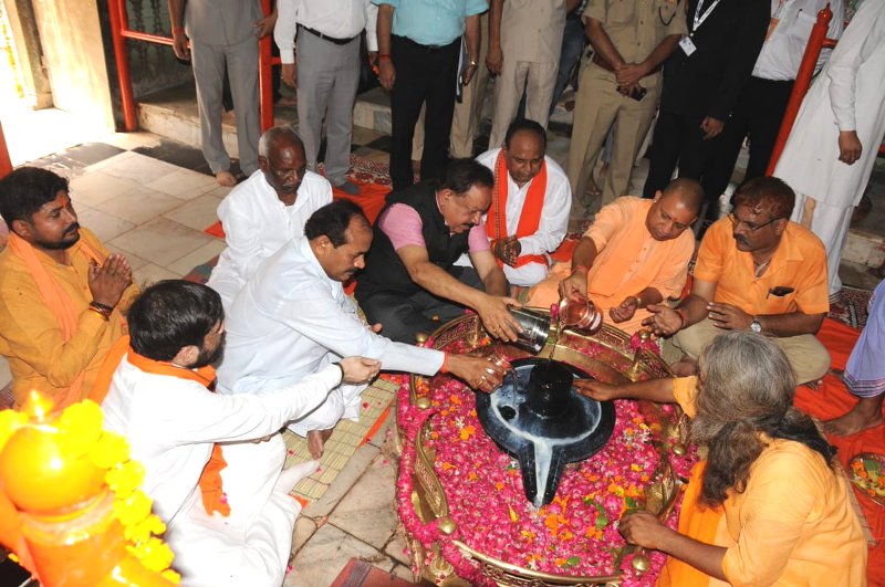 UPCM बाराबंकी के महादेवा स्थित भगवान शिव के मंदिर में पूजा-अर्चना करते हुए