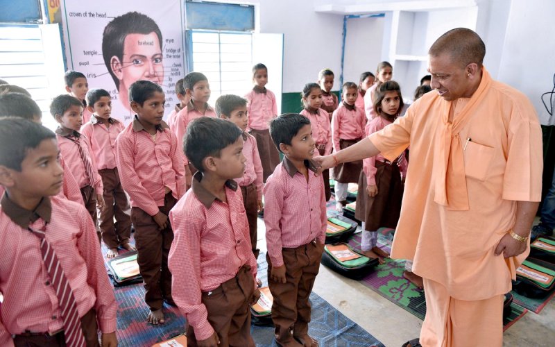 UPCM ने औरैया में विद्यालय निरीक्षण के दौरान बच्चों से पढ़ाई के बारे में जानकारी ली