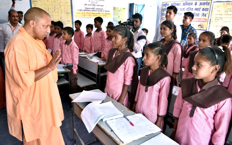 UPCM औरैया में विद्यालय निरीक्षण के दौरान बच्चों से पढ़ाई के बारे में जानकारी लेते हुए