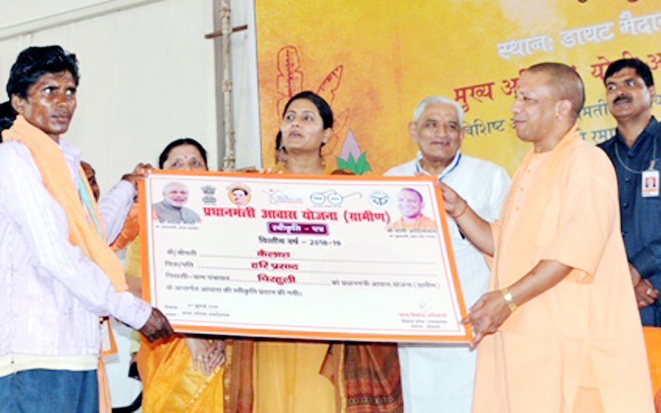 UPCM सामूहिक विवाह समारोह में नव विवाहित दंपत्तियों को प्रमाण-पत्र प्रदान करते हुए