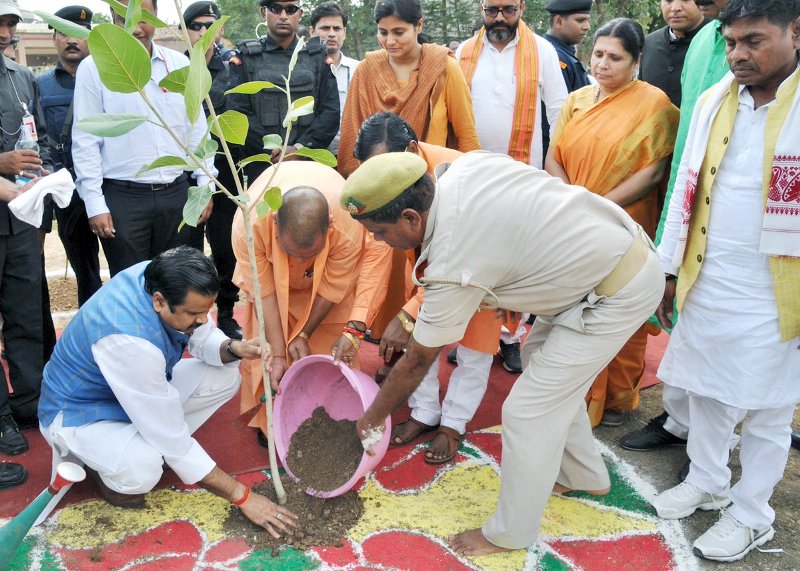 UPCM सोनभद्र के गांधी पार्क में बरगद का पौधा रोपित करते हुए