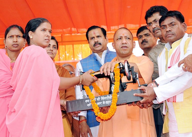 UPCM सोनभद्र में मिशन सोन स्वावलम्बन के तहत गरीब महिलाओं कोे आजीविका संवर्द्धन के लिए सिलाई मशीन प्रदान करते हुए
