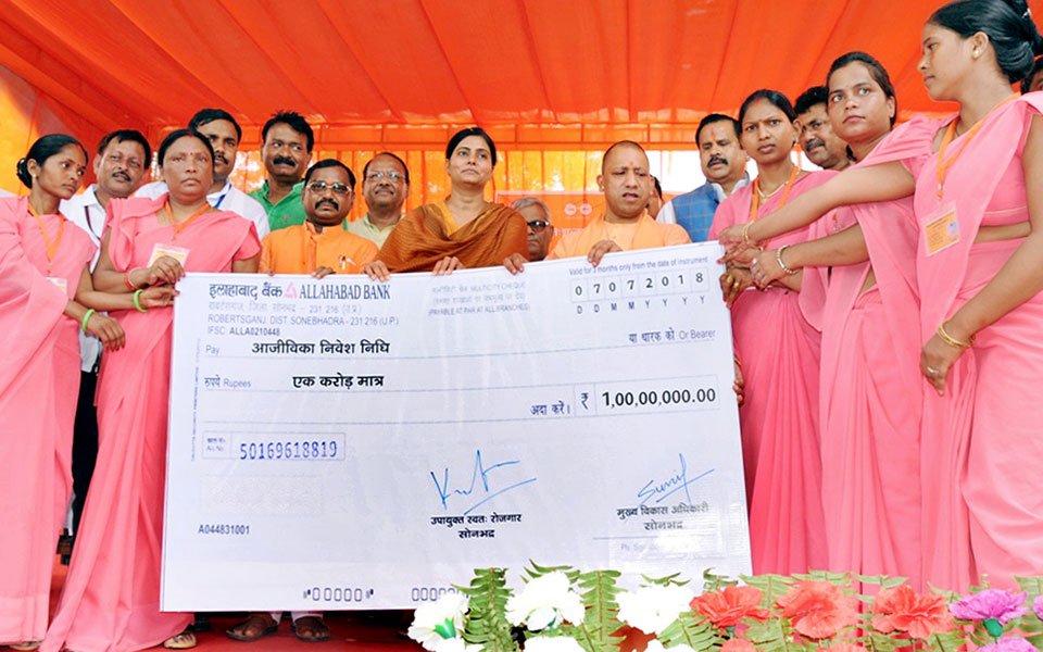 UPCM स्वयं सहायता समूहों की महिलाओं को प्रतीक के रूप में 01 करोड़ रूपये का चेक आजीविका निवेश निधि के तहत प्रदान करते हुए