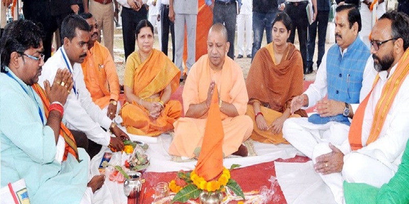 UPCM सोनभद्र के गांधी पार्क में 50 मीटर/151 फीट ऊंचे राष्ट्र ध्वज की भूमि पूजन कर आधारशिला रखते हुए