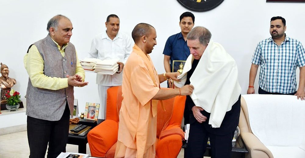 UPCM इज़राइल के राजदूत को अंगवस्त्र और प्रतिमा प्रतीक स्वरूप भेंट करते हुए