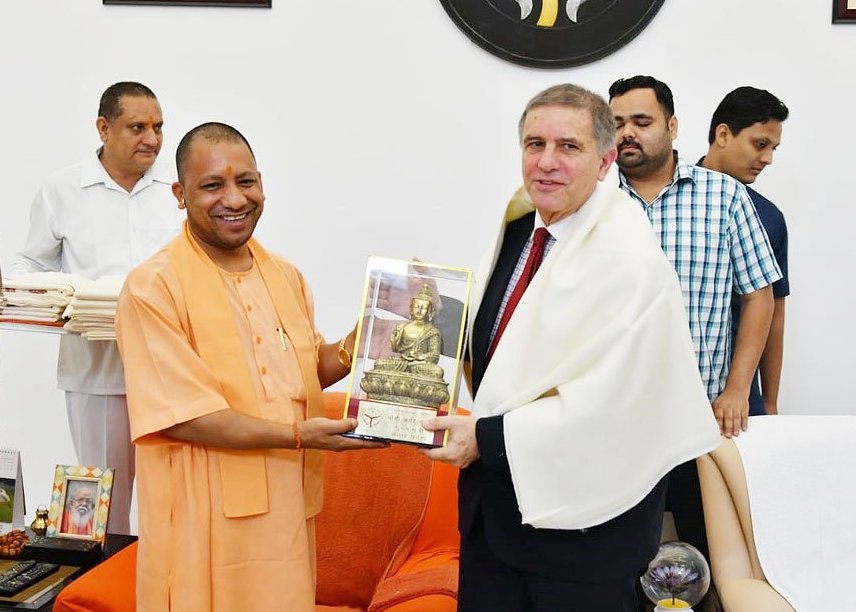 UPCM इज़राइल के राजदूत को भगवान बुद्ध की प्रतिमा प्रतीक स्वरूप भेंट करते हुए