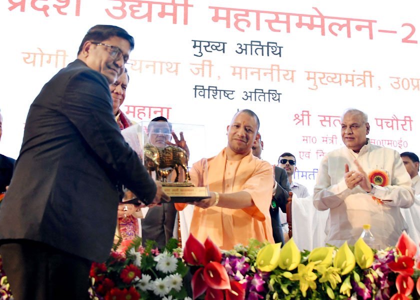 UPCM को I.I.A के अध्यक्ष सुनील वैश्य स्मृति चिन्ह भी प्रदान करते हुए