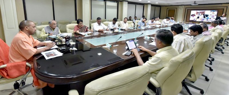 UPCM प्लास्टिक और पाॅलीथीन के प्रयोग पर प्रतिबन्ध, वृक्षारोपण की तैयारियों और लाभार्थीपरक योजनाओं के तहत वंचित लोगों के सर्वेक्षण के सम्बन्ध में वीडियो काॅन्फ्रेन्सिंग करते हुए