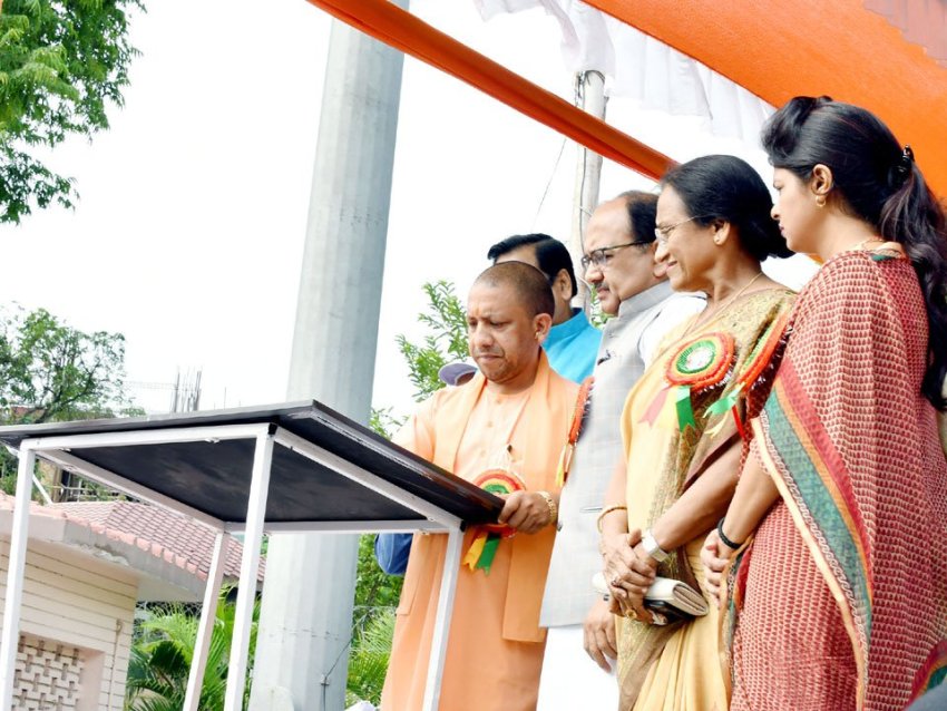 UPCM कार्यक्रम के अन्त में हस्ताक्षर अभियान की भी शुरूआत करते हुए