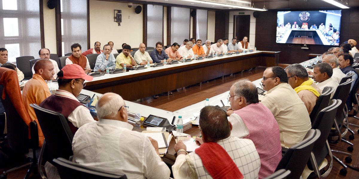 UPCM लोकभवन में कैबिनेट मंत्री और राज्य मंत्रियों के साथ मंत्रिमंडल की बैठक करते हुए