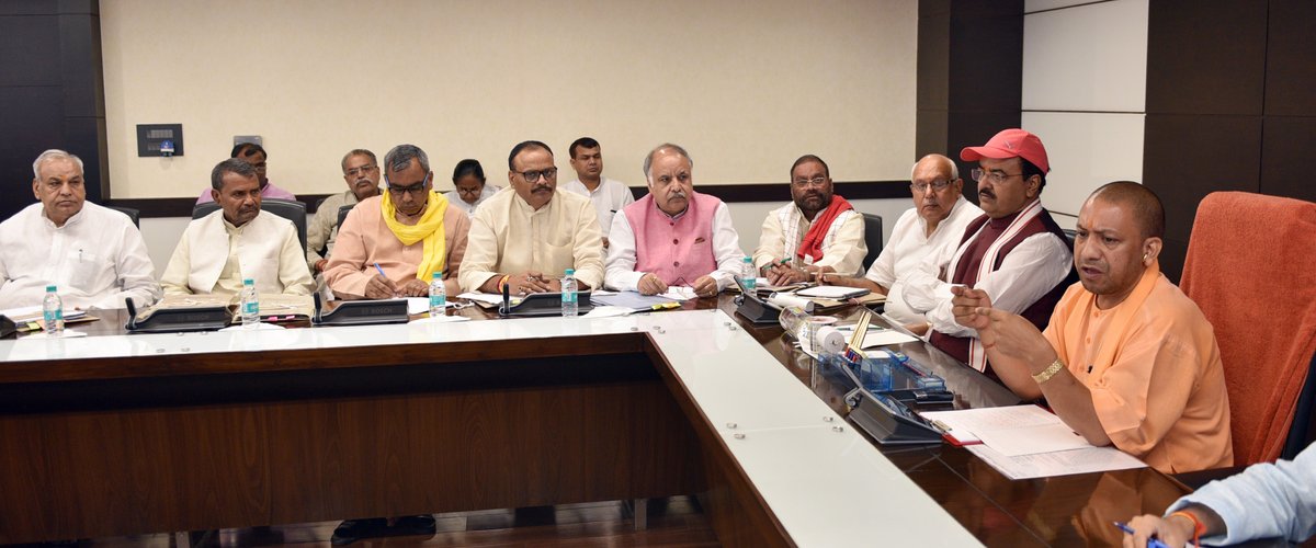 UPCM लोकभवन में कैबिनेट मंत्री और राज्य मंत्रियों के साथ मंत्रिमंडल की बैठक करते हुए