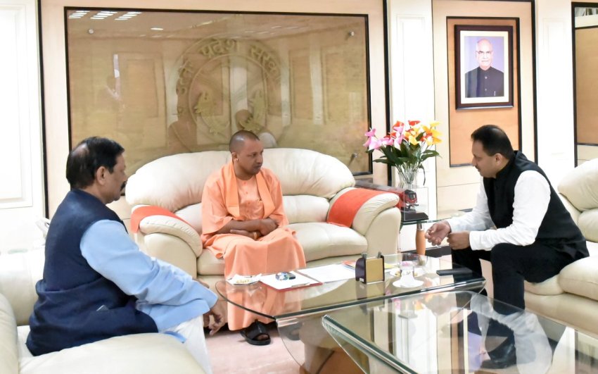 UPCM से शास्त्री भवन में केंद्रीय कौशल विकास एवं उद्यमिता राज्य मंत्री अनंत कुमार हेगडे मुलाकात करते हुए