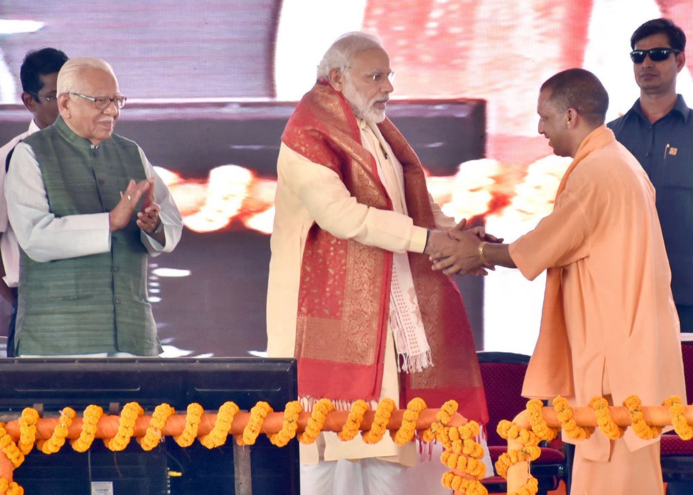 UPCM प्रधानमंत्री नरेन्द्र मोदी का आजमगढ़ के ग्राम मन्दुरी में पूर्वान्चल एक्सप्रेस-वे शिलान्यास कार्यक्रम में स्वागत करते हुए