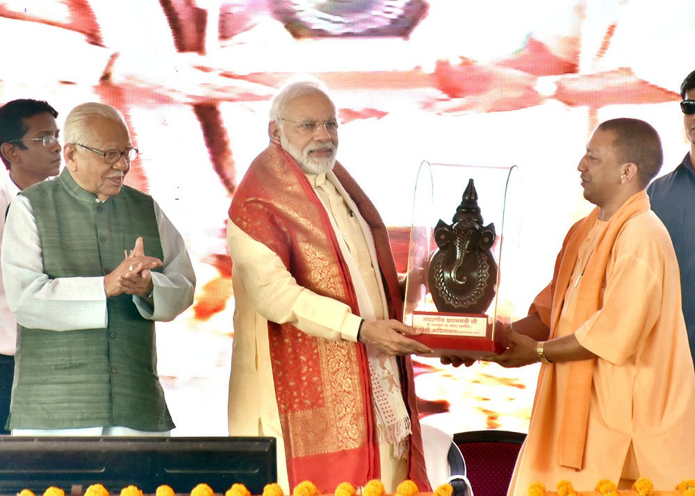 UPCM प्रधानमंत्री को अंगवस्त्र एवं ब्लैक पाॅटरी में निर्मित गणेश प्रतिमा भेंट करते हुए