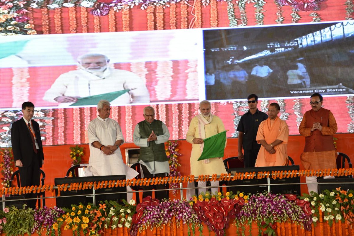नरेंद्र मोदी वाराणसी में हरी झंडी दिखाकर वाराणसी-बलिया ट्रेन का शुभारंभ करते हुए