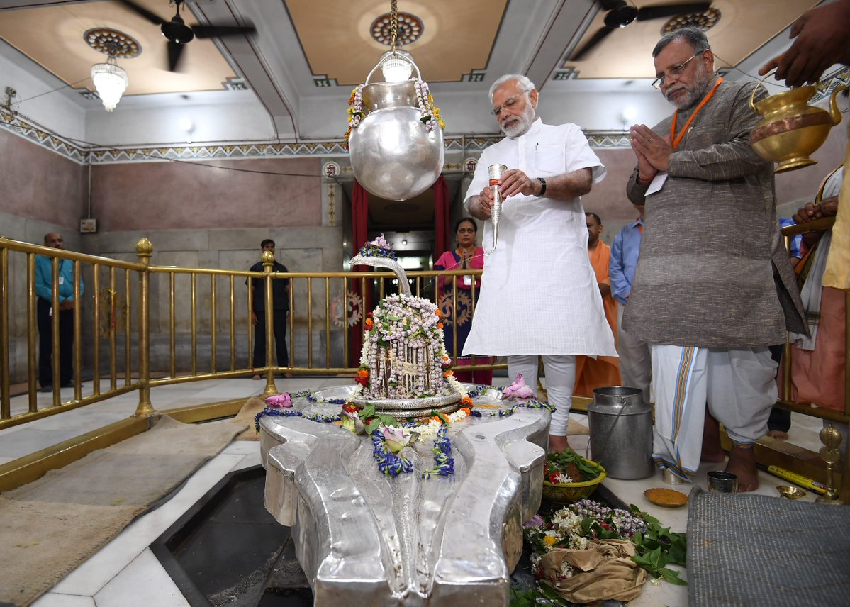 PM मोदी BHU काशी विश्वनाथ मंदिर में प्रार्थना करते हुए