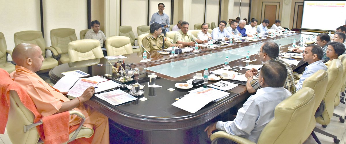 UPCM शास्त्री भवन में कांवड़ यात्रा-2018 की तैयारियों और सुरक्षा व्यवस्था की समीक्षा बैठक करते हुए