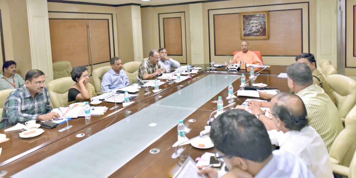 UPCM शास्त्री भवन में कांवड़ यात्रा-2018 की तैयारियों और सुरक्षा व्यवस्था की समीक्षा बैठक करते हुए