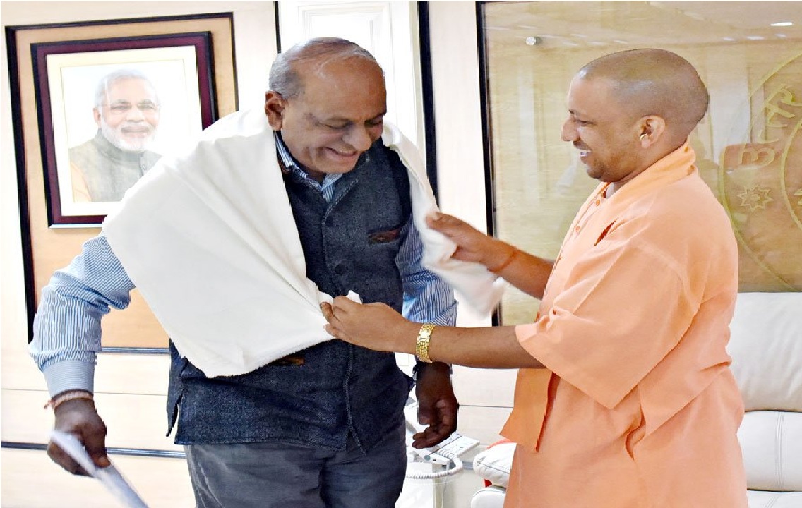 UPCM मॉरीशस के उच्चायुक्त जे. गोवर्धन को अंगवस्त्र और स्मृति चिन्ह देकर सम्मानित किया