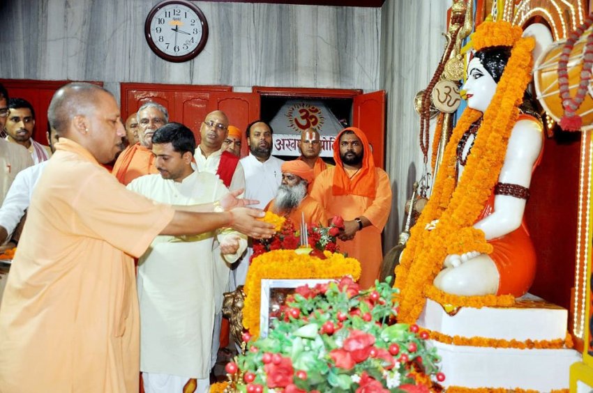 UPCM गोरखनाथ मंदिर परिसर स्थित आवास पर शिव अवतारी गुरु गोरक्षनाथ के दर्शन कर अपने गुरु ब्रह्मलीन महंत अवेद्यनाथ जी महाराज के समाधि स्थल पर पूजा करते हुए