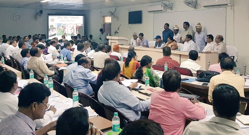 UPCM मंत्रिमंडल की बेसिक शिक्षा राज्यमंत्री (स्वतंत्र प्रभार) विभागीय समीक्षा बैठक करती हुई