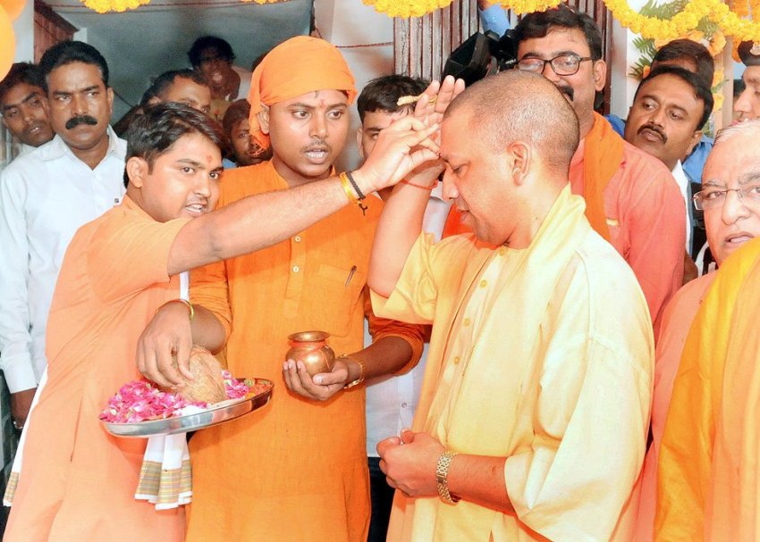 UPCM का गोरखपुर में सिन्धी धर्मशाला का उद्घाटन के दौरान स्वागत करते हुए