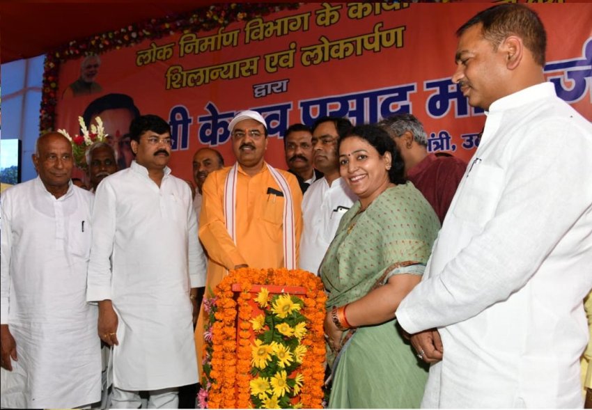 UP_Dy_CM इलाहाबाद में विभिन्न परियोजनाओं का लोकार्पण व शिलान्यास करते हुए