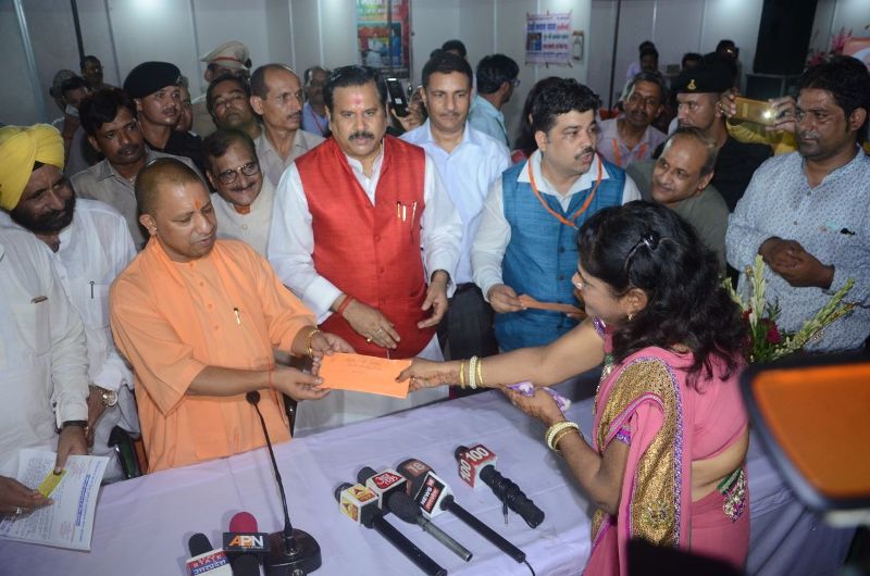 UPCM ODOP योजना के अंतर्गत लाभार्थियों को चेक प्रदान करते हुए