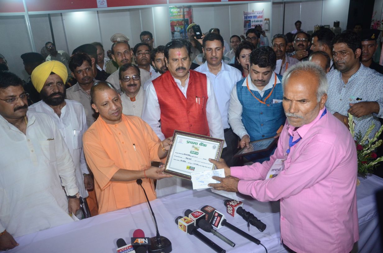 UPCM ODOP योजना के अंतर्गत लाभार्थियों को स्वीकृति प्रमाण-पत्र प्रदान करते हुए