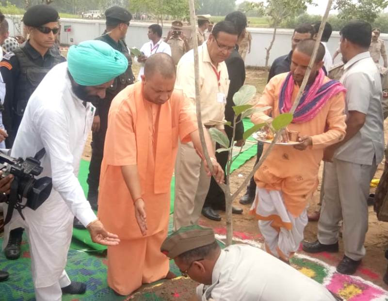 UPCM जनपद सम्भल के बहजोई के ग्राम मदारा में प्राइमरी स्कूल प्रांगण में वृक्षारोपण