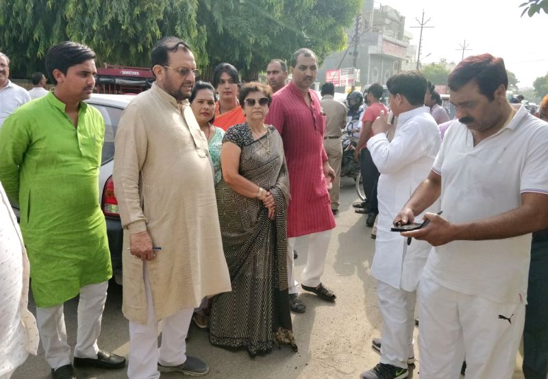 UPCM मंत्रिमंडल के नगर विकास मंत्री और महापौर लखनऊ के चार वॉर्डों का निरीक्षण करते हुए