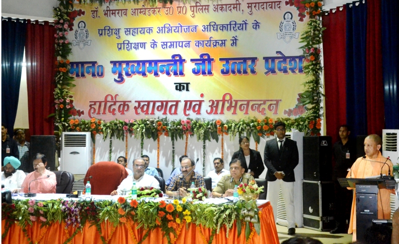 UPCM मुरादाबाद में सहायक अभियोजन अधिकारियों को कार्यक्रम के दौरान सम्बोधित करते हुए