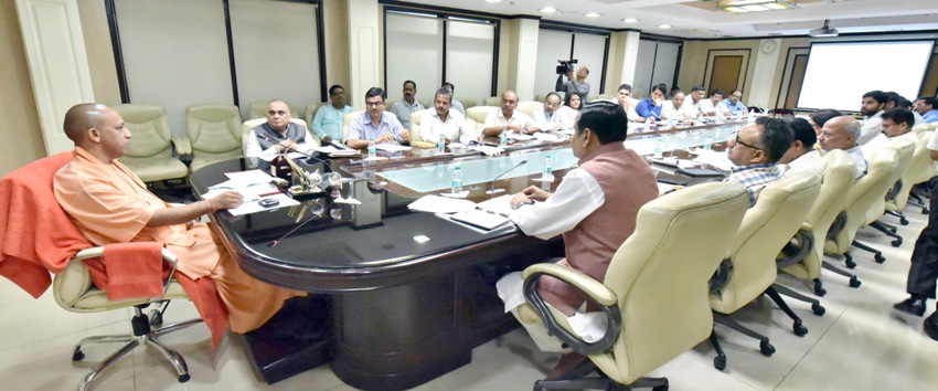 UPCM शास्त्री भवन में ‘मुख्यमंत्री समग्र ग्राम विकास योजना’ की प्रगति समीक्षा बैठक करते हुए