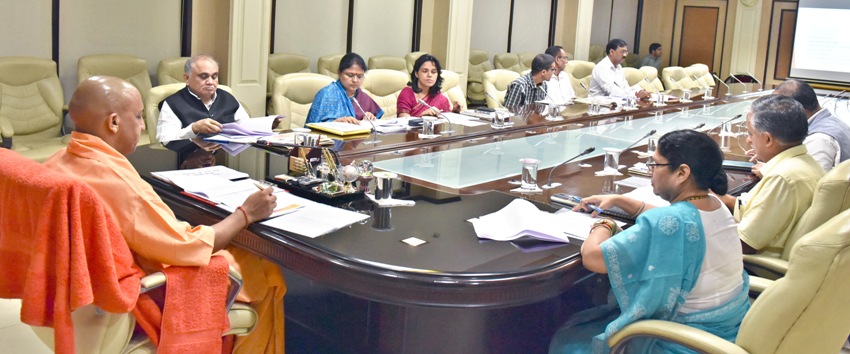 UPCM अधिकारियों को निर्देश देते हुए