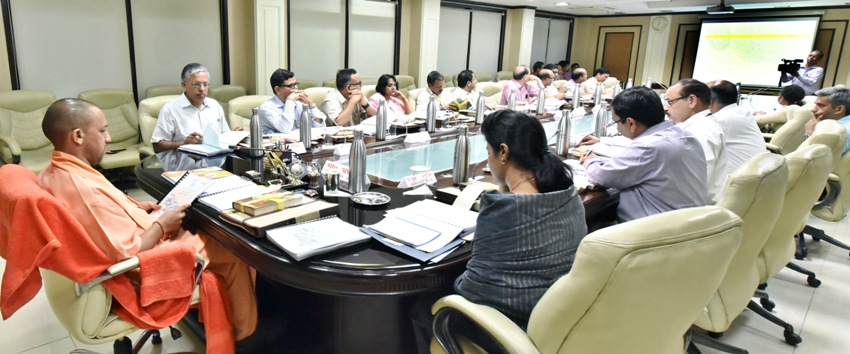 UPCM शास्त्री भवन में राज्य कृषि उत्पादन मण्डी परिषद के संचालक मण्डल की 155वीं बैठक की अध्यक्षता करते हुए