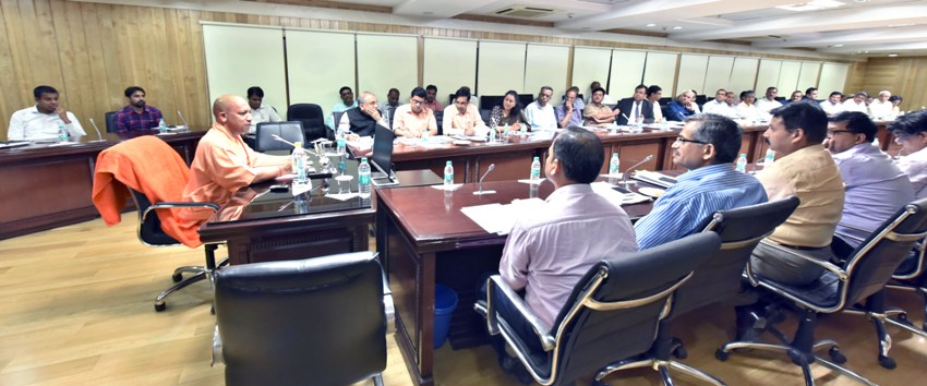 UPCM शास्त्री भवन में विभिन्न जनपदों के नोडल अधिकारियों को सम्बोधित करते हुए
