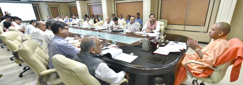 UPCM शास्त्री भवन में ‘मुख्यमंत्री समग्र ग्राम विकास योजना’ की प्रगति समीक्षा बैठक करते हुए