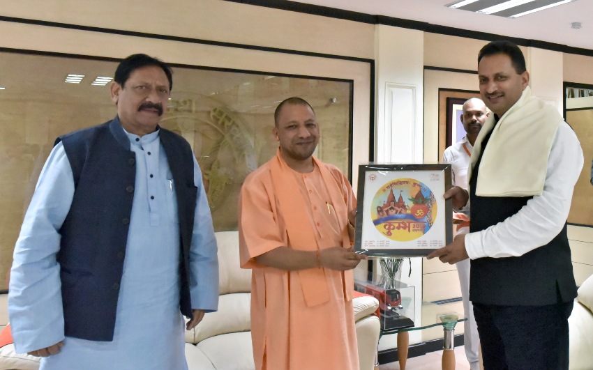 UPCM शास्त्री भवन में केंद्रीय कौशल विकास एवं उद्यमिता राज्य मंत्री अनंत कुमार हेगडे को कुम्भ का लोगो भेंट करते हुए