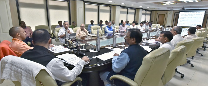 UPCM केन्द्रीय कौशल विकास और उद्यमिता राज्यमंत्री के साथ कौशल विकास के सम्बन्ध में समीक्षा बैठक क्क़रते हुए