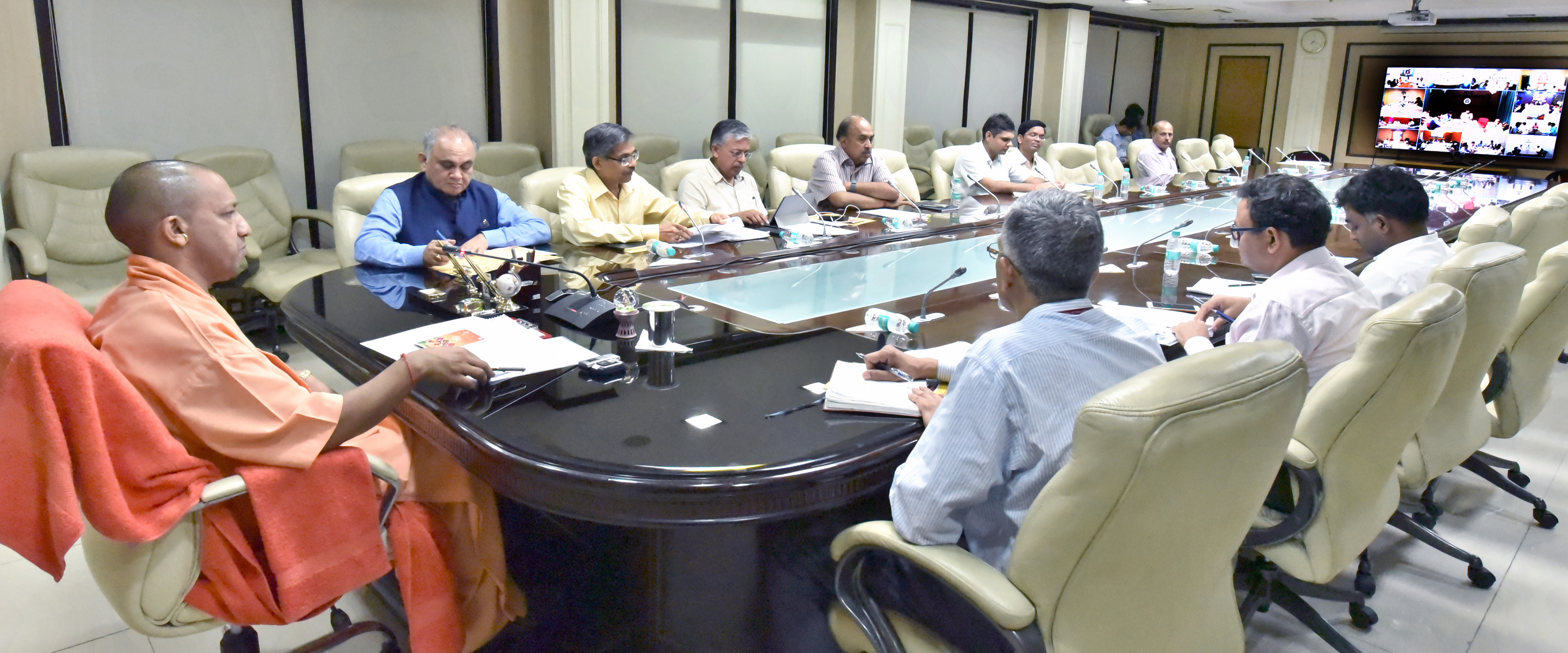UPCM शास्त्री भवन में वीडियो काॅन्फ्रेन्सिंग कर फील्ड के अधिकारियों को आवश्यक दिशा-निर्देश देते हुए