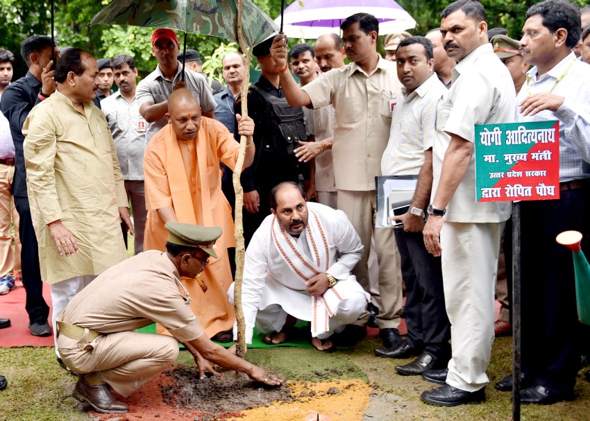 UPCM, वन मंत्री सिंह चौहान और वन राज्य मंत्री उपेन्द्र तिवारी वृक्षारोपण करते हुए