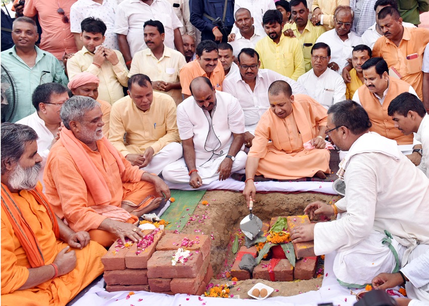 UPCM जनपद गोरखपुर के नवसृजित ब्लाॅक भरोहिया के कार्यालय भवन का शिलान्यास एवं भूमि पूजन करते हुए